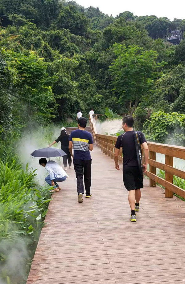 路途中，時而沾花惹草，時而風度翩翩