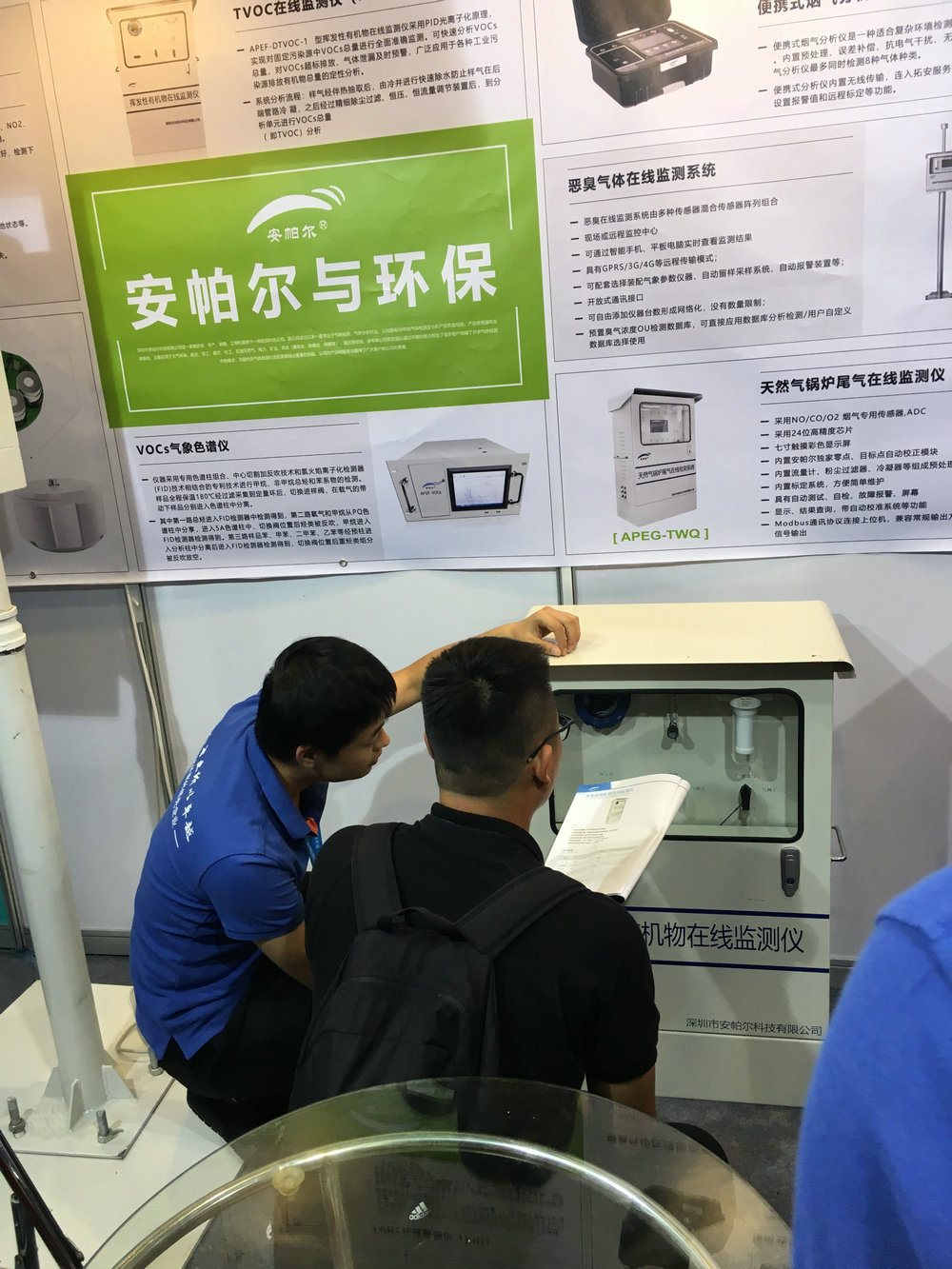 工程師為客戶做產品講解，客戶非常感興趣，觸摸安帕爾的產品